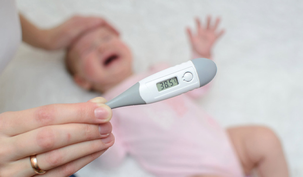 أسباب ارتفاع درجة حرارة الطفل حديث الولادة وطرق علاجها - ماما دوت أم